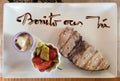 a platter of grilled bonito with a bowl with sauce and another one with grilled vegetables and tomatoes, written in Spanish with
