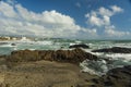 playa de rocas, las olas rompen sobre las rocas un dÃ­a soleado Royalty Free Stock Photo