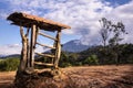 Una puerta de campo en un terreno abierto, cerrada con alambres cruzados