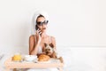 Portrait of a celebrity woman in sunglasses Royalty Free Stock Photo