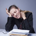 Portrait of exhausted and tired business woman in the office De Royalty Free Stock Photo