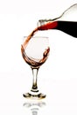 Odlievanie červené víno v sklo 