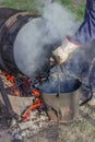 Pouring tar from the melting device