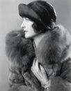 Profil z elegantný žena v srsť srsť atlas klobúk 