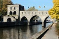 Promenade le long du quai Notre-Dame aÃÂ Tournai en Belgique en automne. Pont des trous en perspective