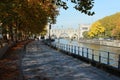 Promenade le long du quai Notre-Dame aÃÂ Tournai en Belgique en automne. Pont des trous en perspective