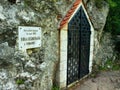 Queen Maria heart grave