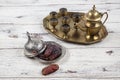 Ramadán termíny voda v měď džbány a brýle a na bílém stůl 