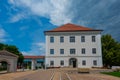 Rathaus in Barbing bei Regensburg mit blauem Himmel