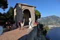 Ravello - Turisti alla Terrazza dell`Infinito di Villa Cimbrone