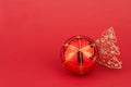 red christmas tree ball and christmas tree - rote Weihnachtskugel mit goldenem Weihnachtsbaum Royalty Free Stock Photo