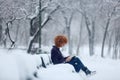 Rosso donna lettura neve 