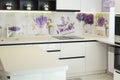 Refined white kitchen with profile handles and black decorative shelves