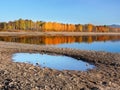 Odraz stromů v Liptovské Mare během podzimu na Slovensku