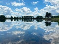 reflejo en el lago del parque mormon island en Nebraska