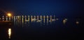 Riflessi di luce su acqua blu al porto di notte ad Arrecife