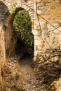 Round doorpost in shape of arch