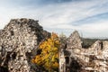 Zrúcanina Hričovského hradu na Slovensku počas pekného jesenného dňa