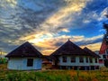 rumah adat tradisional dengan latar langit saat matahari akan terbenam. rumah adat etnis manggarai, flores.