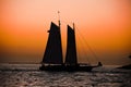 Luxus plachtenie čln v západ slnka z more v kľúč západ mólo 