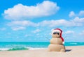 Piesočnatý snehuliak v klobúk a slnečné okuliare na pláž 