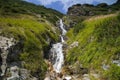 Sarafiovy vodopád - strmý skalnatý a trávnatý žľab - Sarafiov potok prudko tečie až sa mení na kaskádový vodopád