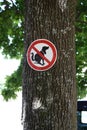 Schild an Baum Hunde dÃÂ¼rfen hier nicht kacken Royalty Free Stock Photo