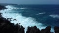 Schiuma di onde oceano che si infrangono sulla costa