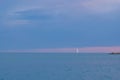 Segelboot auf dem Meer vor blauem Himmel