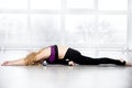 Žena dělat spací labuť jóga póza 