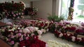 sfondo astratto colorato di rose rosse, bianche e rosa, mille rose