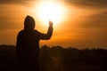 Silhouette of a man standing and rise his hands up in the air du Royalty Free Stock Photo