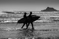 Silhouettes surfers