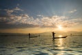 Silhouettes of the traditional fishermen throwing fishing net du Royalty Free Stock Photo