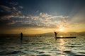 Silhouettes of the traditional fishermen throwing fishing net du Royalty Free Stock Photo