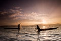 Silhouettes of the traditional fishermen throwing fishing net du Royalty Free Stock Photo