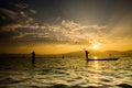 Silhouettes of the traditional fishermen throwing fishing net du Royalty Free Stock Photo