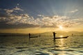 Silhouettes of the traditional fishermen throwing fishing net du Royalty Free Stock Photo