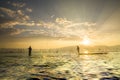 Silhouettes of the traditional fishermen throwing fishing net du Royalty Free Stock Photo