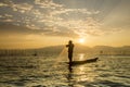 Silhouettes of the traditional fishermen throwing fishing net du Royalty Free Stock Photo