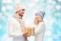 Smiling couple in winter clothes with gift box Royalty Free Stock Photo