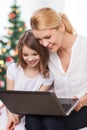 Smiling mother and little girl laptop computer Royalty Free Stock Photo