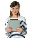 Smiling pretty girl holding i-pad Royalty Free Stock Photo