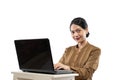 Usmívající se žena v občanský sluha jednotný přenosný počítač na 