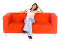 Mujer en naranja sofá 