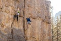 Smith Rock, Oregon, USA - October 22, 2018: Dos jovenes escalan una de las paredes de Smith Rock