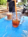 Smooth blurry photos, iced tea and a cup of coffee, perfect for a hot meal during the day