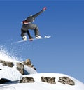 Snowboardista skákanie 