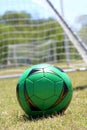 Balón de fútbol en verde 