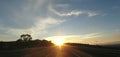 Sol brillante al horizonte, Atardecer amanecer carretera Royalty Free Stock Photo